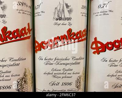 Viersen, Deutschland - Mai 6. 2021: Nahaufnahme von Flaschen mit Logo-Schriftzug von doornkaat korn im Regal des deutschen Supermarkts Stockfoto