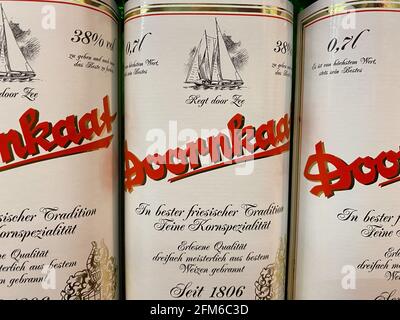 Viersen, Deutschland - Mai 6. 2021: Nahaufnahme von Flaschen mit Logo-Schriftzug von doornkaat korn im Regal des deutschen Supermarkts Stockfoto
