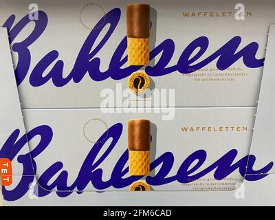 Viersen, Deutschland - Mai 6. 2021: Nahaufnahme von Kisten mit Logo-Schriftzug von bahlsen-Cookies im Regal des deutschen Supermarkts Stockfoto