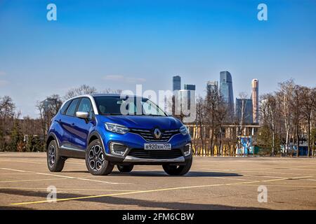 Moskau, Russland - 11. April 2021: Blauer Renault Kaptur mit grauem Dach. Die zweifarbige Kompaktkreuzung wird auf der Straße geparkt. Vorderansicht Stockfoto