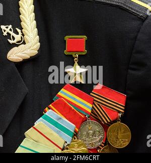 Medaillen und die Gold Star Medal of Hero of the Die Sowjetunion auf der Uniform eines Veteranen der Großer Vaterländischer Krieg Stockfoto
