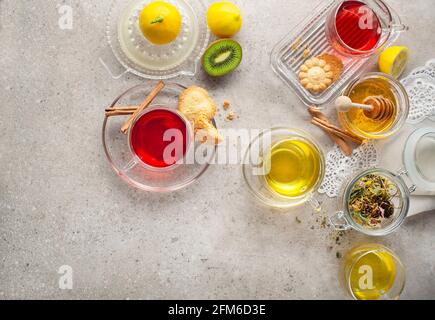 Kräutertee, grüner Tee, Früchtetee Tassen auf grauem Hintergrund Stockfoto