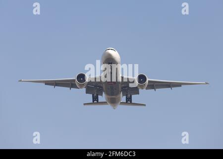 ISTANBUL, TÜRKEI - 27. FEBRUAR 2021: Turkish Airlines Cargo Boeing 777-F (CN 66580) landet auf dem Flughafen Istanbul Atatürk. Stockfoto