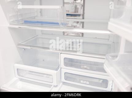 Ein leerer Kühlschrank. In einem leeren, sauberen Kühlschrank ein Kühlfach nach dem Auftauen. Stockfoto