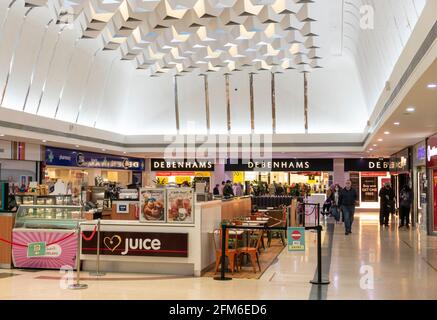 Debenhams Kaufhaus und Saftbar im Four Seasons Shopping Centre, West Gate, Mansfield Nottinghamshire East Midlands England GB UK Stockfoto