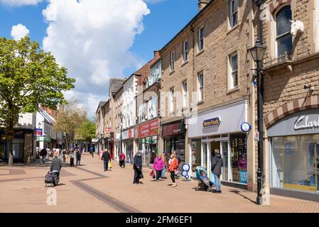 Menschen, die in den Geschäften am West Gate Mansfield Nottinghamshire einkaufen East Midlands England GB Großbritannien Europa Stockfoto