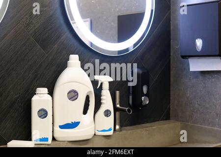 Reinigung und Hygiene für Badezimmer, Plastikflaschen in der Badewanne Stockfoto