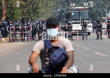 Lashio, North Shan State, Myanmar. Februar 2021. Während einer friedlichen Demonstration gegen den Militärputsch sitzt ein Anti-Militär-Putsch-Protestler vor der Polizei.EINE riesige Menschenmenge ging auf die Straßen von Lashio, um gegen den Militärputsch zu protestieren und forderte die Freilassung von Aung San Suu Kyi. Das Militär von Myanmar nahm am 01. Februar 2021 die staatliche Botschaftsrätin von Myanmar Aung San Suu Kyi fest und erklärte den Ausnahmezustand, während sie die Macht im Land ein Jahr lang ergattete, nachdem sie die Wahl gegen die National League for Democracy verloren hatte (Foto: © Mine Smine/SOPA Images via Stockfoto