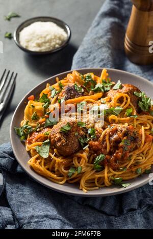 Hausgemachte Spaghetti und Truthahn-Fleischbällchen mit Basilikumtomatensauce Stockfoto