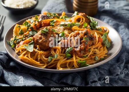 Hausgemachte Spaghetti und Truthahn-Fleischbällchen mit Basilikumtomatensauce Stockfoto