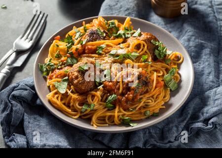 Hausgemachte Spaghetti und Truthahn-Fleischbällchen mit Basilikumtomatensauce Stockfoto