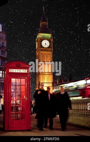Männer in Anzügen laufen unter Big Ben neben der Telefonzelle und dem roten Bus. Stockfoto