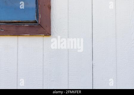 Weiß grau Holzstruktur gemalt Hintergrund von Holz-Diele Wand Und Teil eines alten rustikalen Fensters Stockfoto