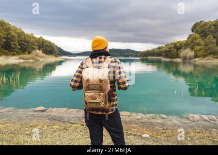 Tourist von seinem Rücken schaut auf schöne und ruhige Türkis see Stockfoto