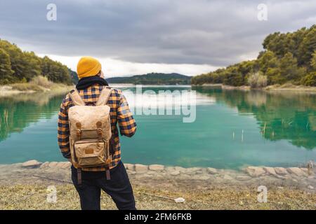 Tourist von seinem Rücken schaut auf schöne und ruhige Türkis see Stockfoto