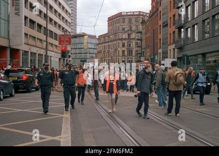 Manchester, Großbritannien - 1. Mai 2021: „Kill the Bill“-Demonstranten in der High Street. Stockfoto