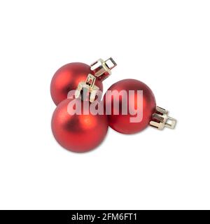 Drei rote weihnachtskugeln isoliert auf weißem Hintergrund. Stockfoto
