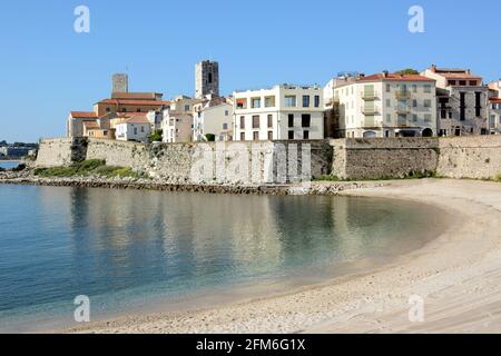 Frankreich, die französische riviera, Antibes, die Wälle der Altstadt und der kleine Sandstrand der Gravette. Stockfoto