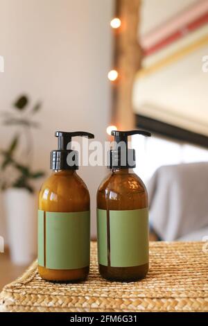 Weiches Licht Badezimmer Dekor für Werbung, Design, Abdeckung, Set von Kosmetikflaschen für Bad mit Kopieplatz für Ihren Text Stockfoto