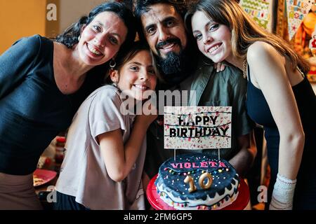Porträt einer Latino-Familie, die den 10. Geburtstag des kleinen Mädchens feiert Stockfoto