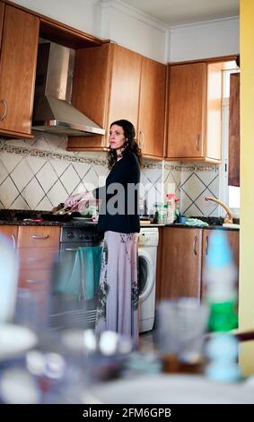 Lateinische Frau, die zu Hause in der Küche kocht Stockfoto