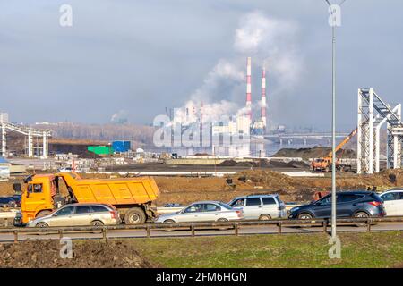 Kemerowo, Russland - 29. april 2021. Bau eines Einkaufszentrums und Anordnung des Moskovskaya-Platzes am Ufer des Tom River, Kemerowo State Dist Stockfoto