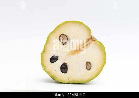 Custard Apple oder Cherimoya isoliert auf weiss Stockfoto