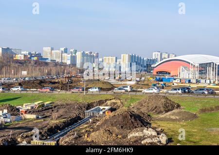 Kemerowo, Russland - 29. april 2021. Verlegung einer Heizleitung unter der bestehenden Verkehrsknotens im Bereich des stehenden Moskauer Platzes Stockfoto