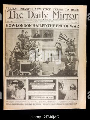 Titelseite der Tageszeitung Daily Mirror (Replik) am 12. November 1918 am Ende des Ersten Weltkriegs. Stockfoto