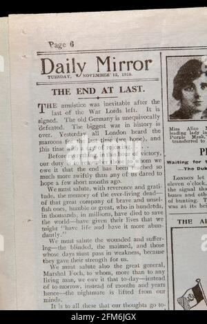 Stellungnahme der Redaktion 'The End at Last' in der Tageszeitung Daily Mirror (Replik) am 12. November 1918 am Ende des Ersten Weltkriegs. Stockfoto