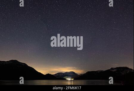 Ein Blick auf den Nachthimmel über Ullswater im English Lake District Stockfoto