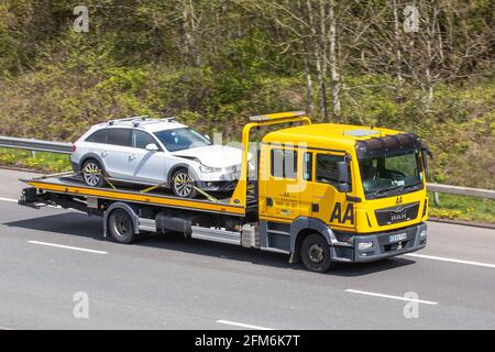 2015 Audi Allroad TDI Quattro, der von einem 24-Stunden-Fahrzeug für Unfallrekurse am Straßenrand transportiert wurde; Stockfoto