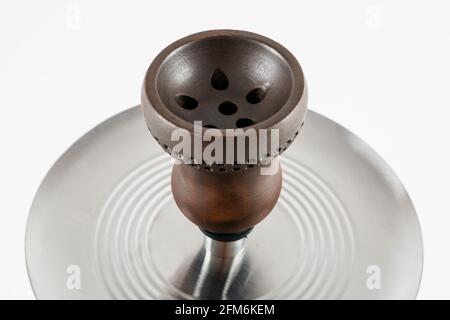 Schöne braune Keramik Shisha Schüssel auf weißem Hintergrund. Stockfoto