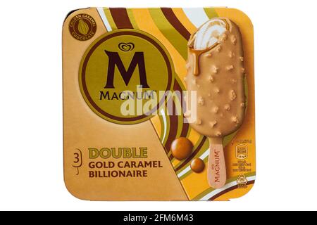 Box mit Magnum Double Gold Caramel Milliardär Eiscreme Isoliert auf weißem Hintergrund - UK Stockfoto