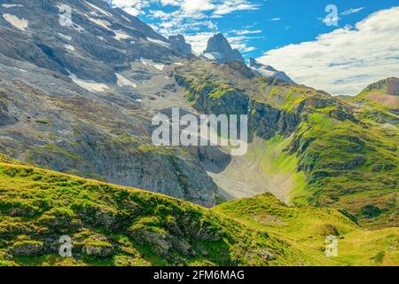 Tal von Engelberg Luftaufnahme von der Seilbahn zum Titlis Berg der Uri Alpen. Kanton Obwalden in der Schweiz, Europa. Sommersaison. Stockfoto