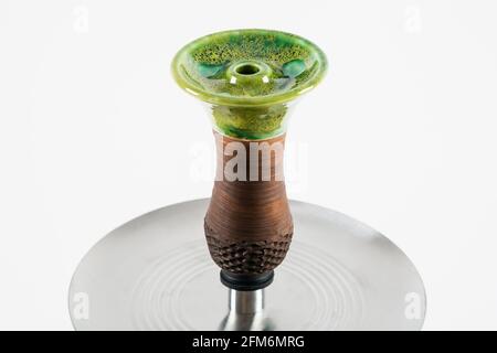 Gepunktete Keramik-Shisha-Schale auf weißem Hintergrund. Stockfoto