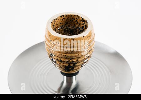 Braune Shisha-Schale in Form eines Bienenstocks. Weißer Hintergrund. Stockfoto