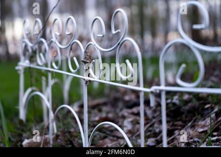 Wunderschöner weißer Gartenzaun Stockfoto