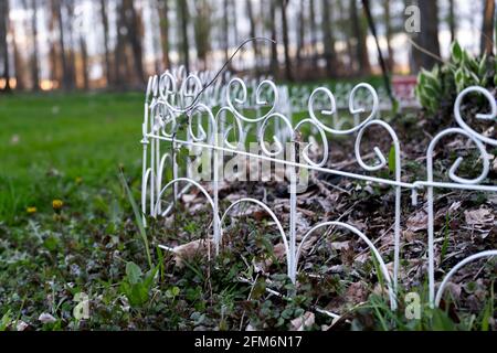 Wunderschöner weißer Gartenzaun Stockfoto