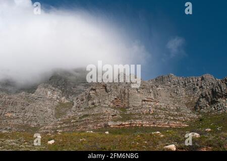 Wolken sammeln sich über dem Tafelberg in Kapstadt, Südafrika. Der Tafelberg ist ein Flachberg, der ein prominentes Wahrzeichen mit Blick auf die CI bildet Stockfoto