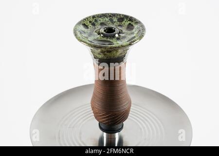 Wunderschöne Shisha-Schale auf weißem Hintergrund. Stockfoto