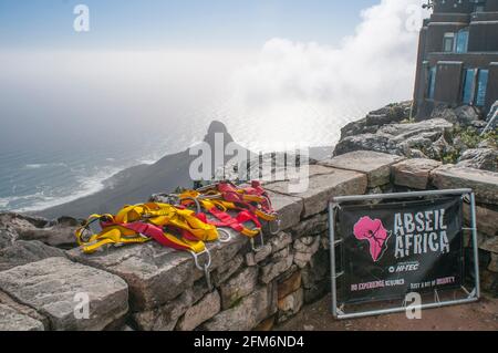 Blick vom Tafelberg in Kapstadt, Südafrika, wo Einheimische und Touristen abseilen können. Der Tafelberg ist ein Flachberg, der eine PR bildet Stockfoto