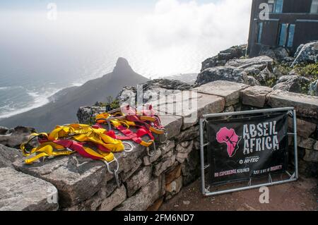 Blick vom Tafelberg in Kapstadt, Südafrika, wo Einheimische und Touristen abseilen können. Der Tafelberg ist ein Flachberg, der eine PR bildet Stockfoto