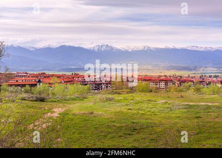 Bansko, Bulgarien Frühlingslandschaft mit Blick auf die Stadt und verschneiten Rila-Gipfeln Stockfoto