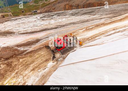 Luftaufnahme eines Schneepfluges auf dem Titlis-Berg im Schnee. Engelberg in der Schweiz. Die Kantone Obwalden und Bern. Stockfoto