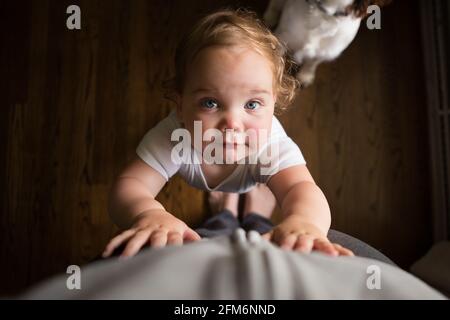 Kleinkind Schaut Hoch Und Fordert Aufmerksamkeit Stockfoto