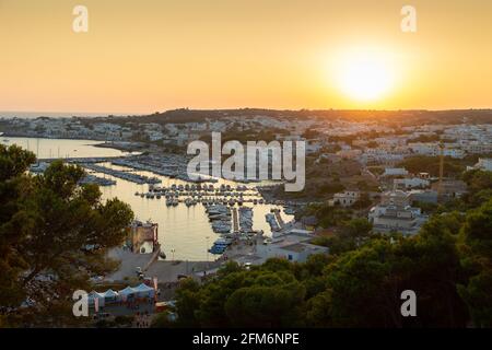 Panorama des Sommerziels Santa Maria di Leuca in Apulien Italien bei Sonnenuntergang an einem heißen Tag Stockfoto