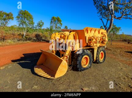 Bulldozer des Battery Hill Mining Center, Tennant Creek im Northern Territory, Zentralaustralien. Alte U-Bahn-Mine, jetzt ist ein berühmter Tourist Stockfoto