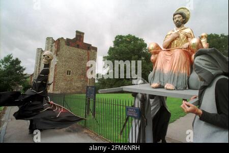 In der St Albans Cathedral wird Alban 2000. Oktober 2000 eine Geschichte von Märtyrern über 2000 Jahre hinweg stattfinden, die mit historischen Ereignissen in Verbindung stehen wird. Es beginnt am 3. Oktober. Die Vorbereitungen laufen, und das Foto zeigt den Todesengel aus der Zeit der Pest und Mönche, die eine Statue von Alban tragen, der der erste christliche Märtyrer war, der im 3. Jahrhundert an dieser Stelle gemartert wurde Stockfoto