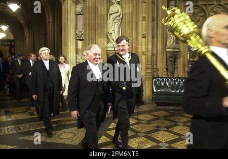 Michael Martin Neuer Sprecher des Unterhauses, Oktober 2000 Bearbeitung durch die zentrale Lobby, nachdem er die Herren besucht hatte, um seine Ernennung zu bestätigen. Er ist mit schwarzer Rute. Stockfoto